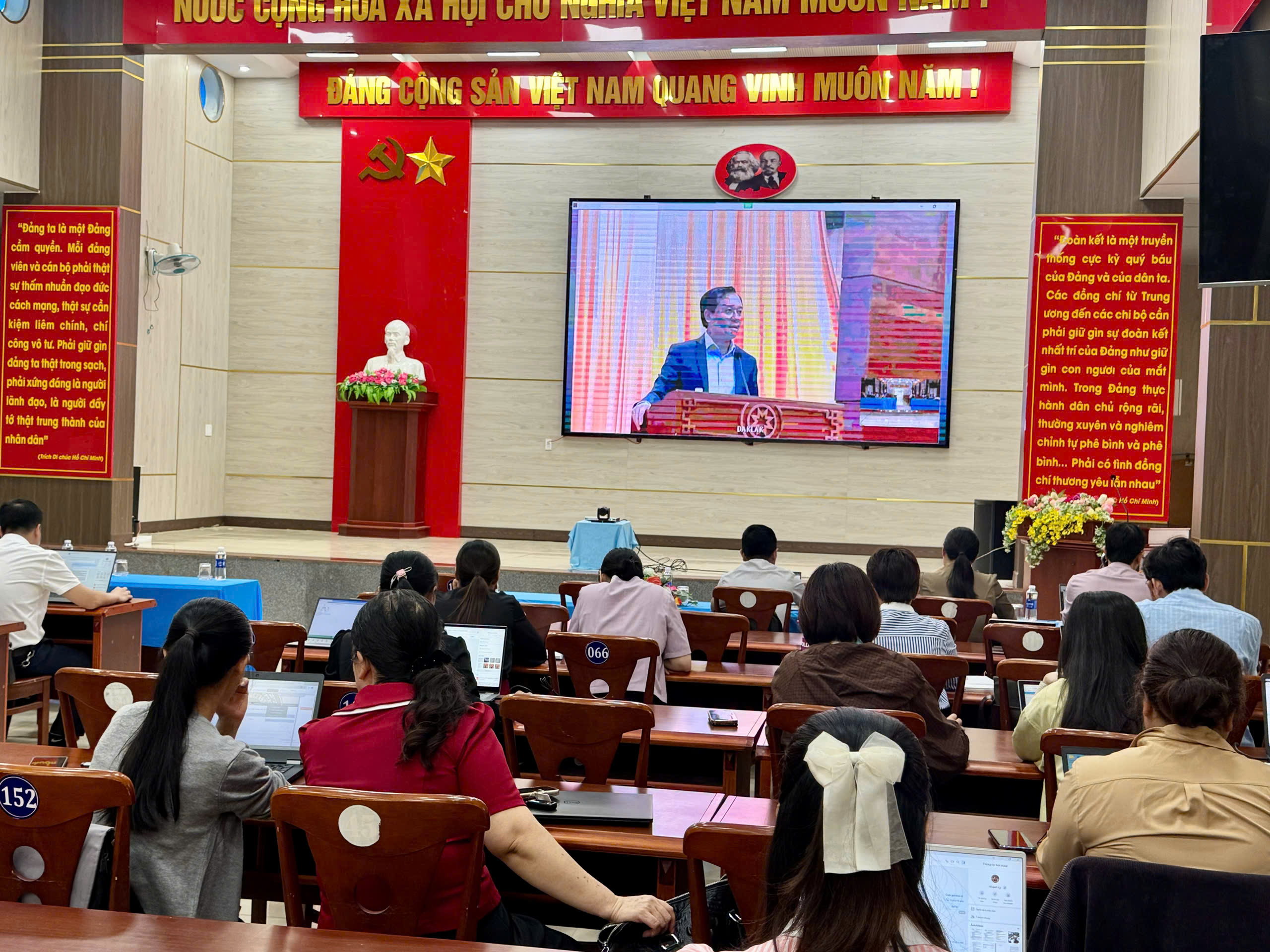 TẬP HUẤN NÂNG CAO NĂNG LỰC SỐ CHO CÁN BỘ QUA ỨNG DỤNG TRÍ TUỆ NHÂN TẠO TRONG CÔNG VỤ