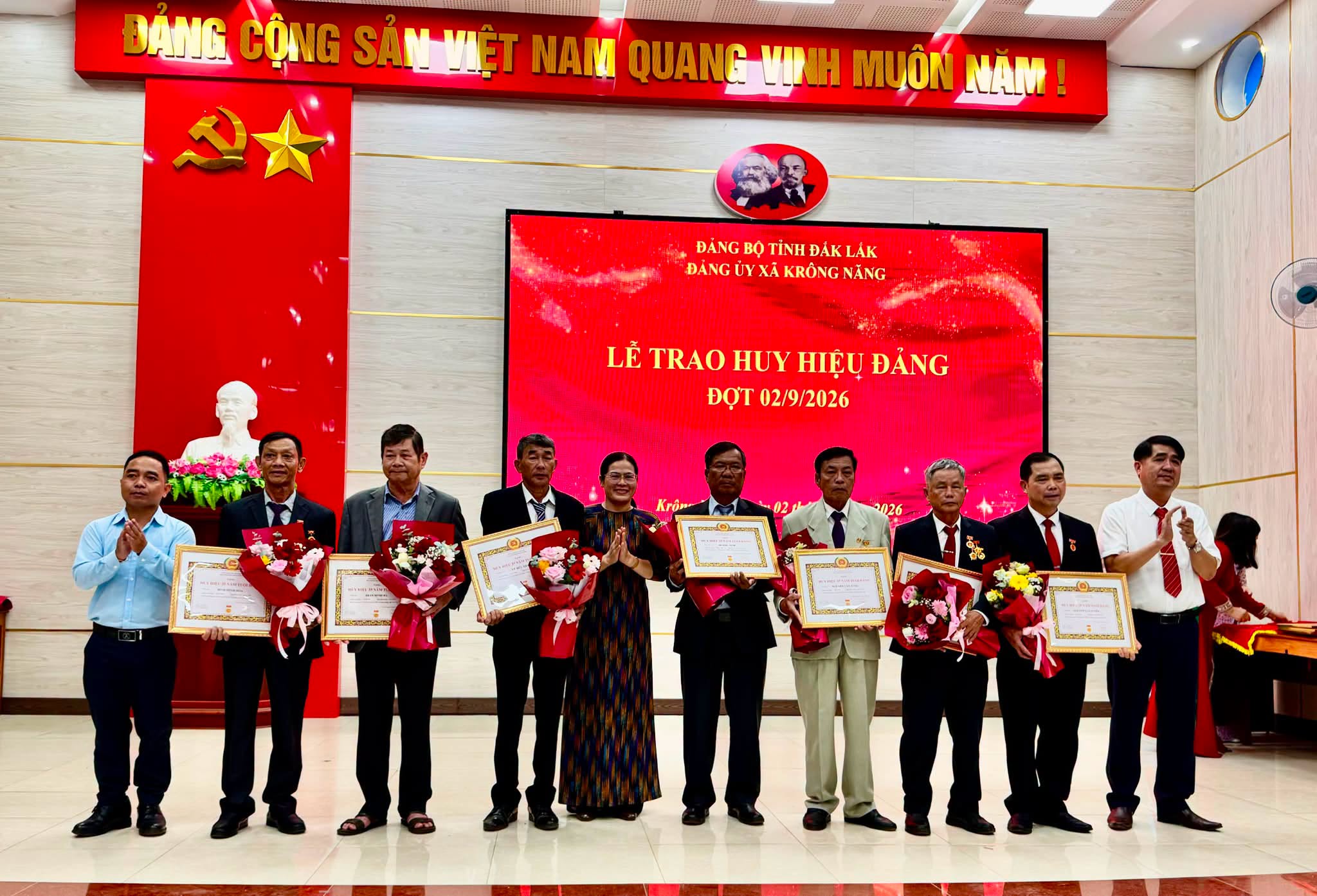 trao-huy-hieu-2-thang-chin-9