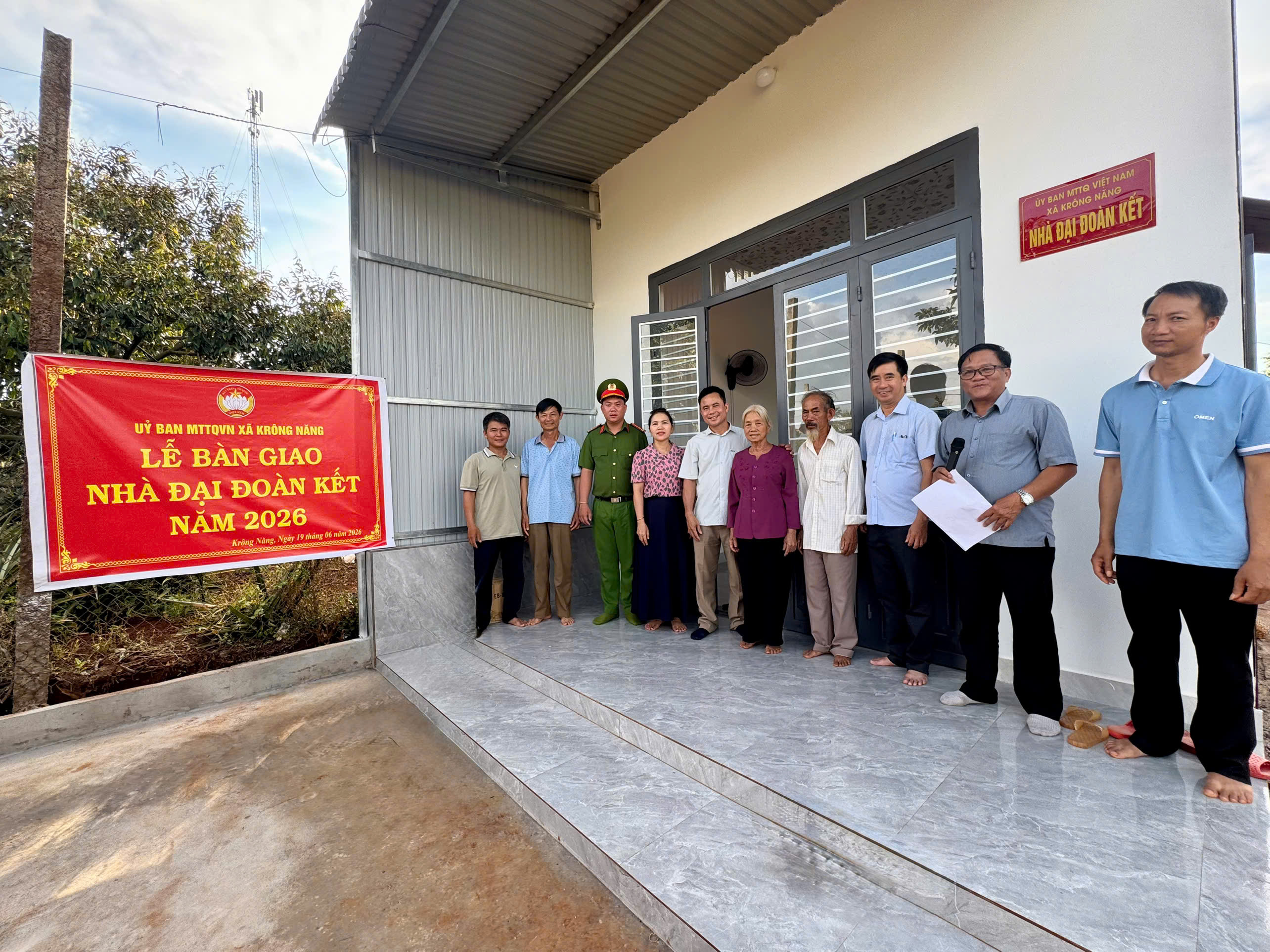 LỄ BÀN GIAO NHÀ ĐẠI ĐOÀN KẾT CHO HỘ NGHÈO TẠI THÔN 7,  XÃ KRÔNG NĂNG