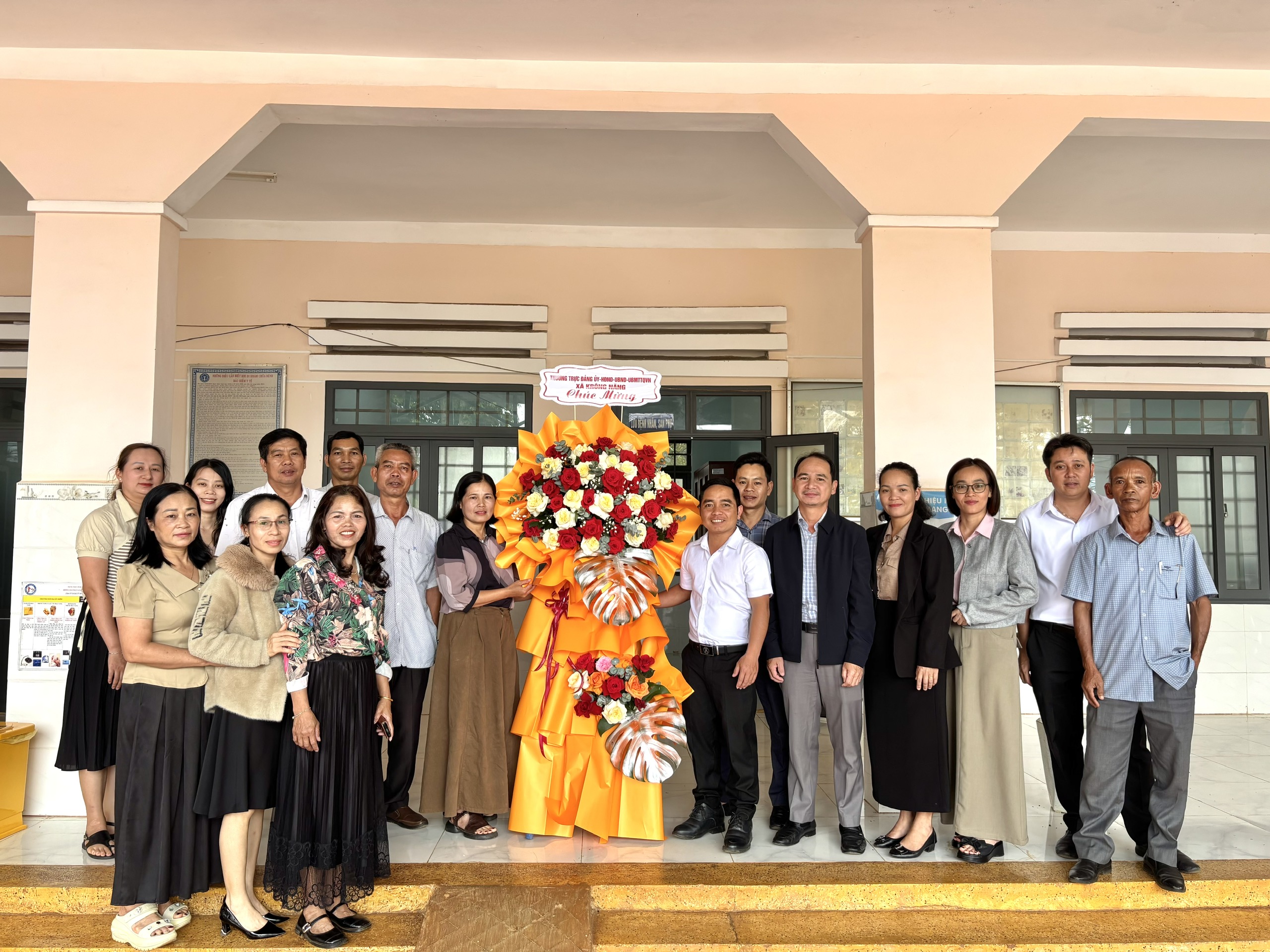 Lãnh đạo xã Krông Năng thăm và chúc mừng các cơ sở y tế nhân kỷ niệm 71 năm Ngày Thầy thuốc Việt Nam 27/02