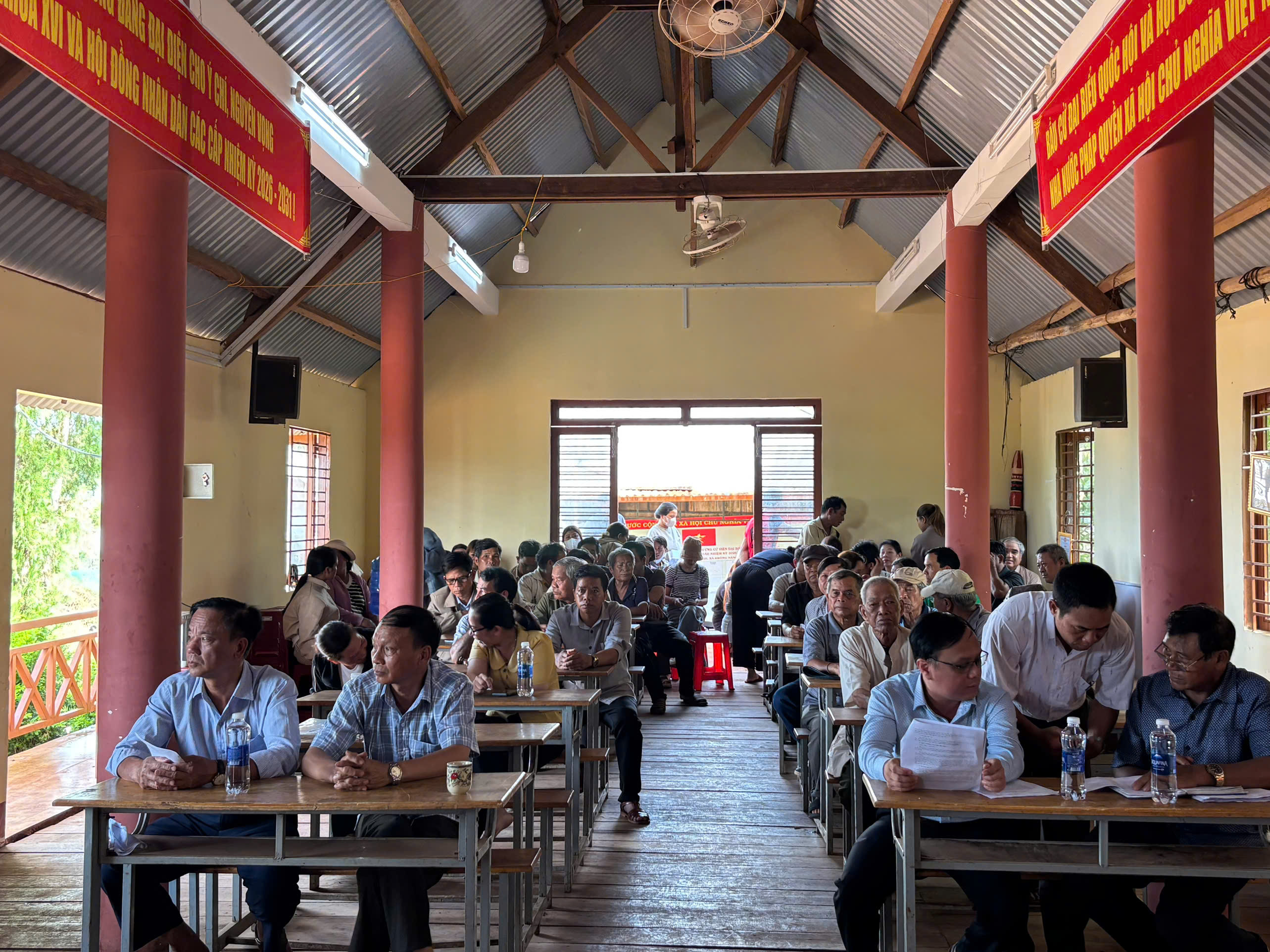 XÃ KRÔNG NĂNG TỔ CHỨC HỘI NGHỊ LẤY Ý KIẾN NHÂN DÂN VỀ ĐỀ ÁN SẮP XẾP, TỔ CHỨC LẠI THÔN, BUÔN