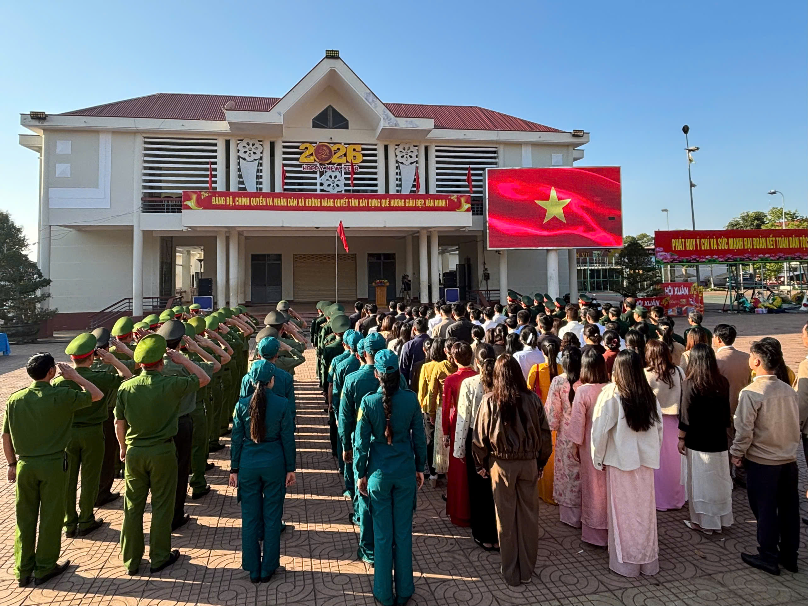 Xã Krông Năng tổ chức Lễ viếng Nghĩa trang Liệt sĩ, chào cờ và gặp mặt đầu năm Bính Ngọ 2026