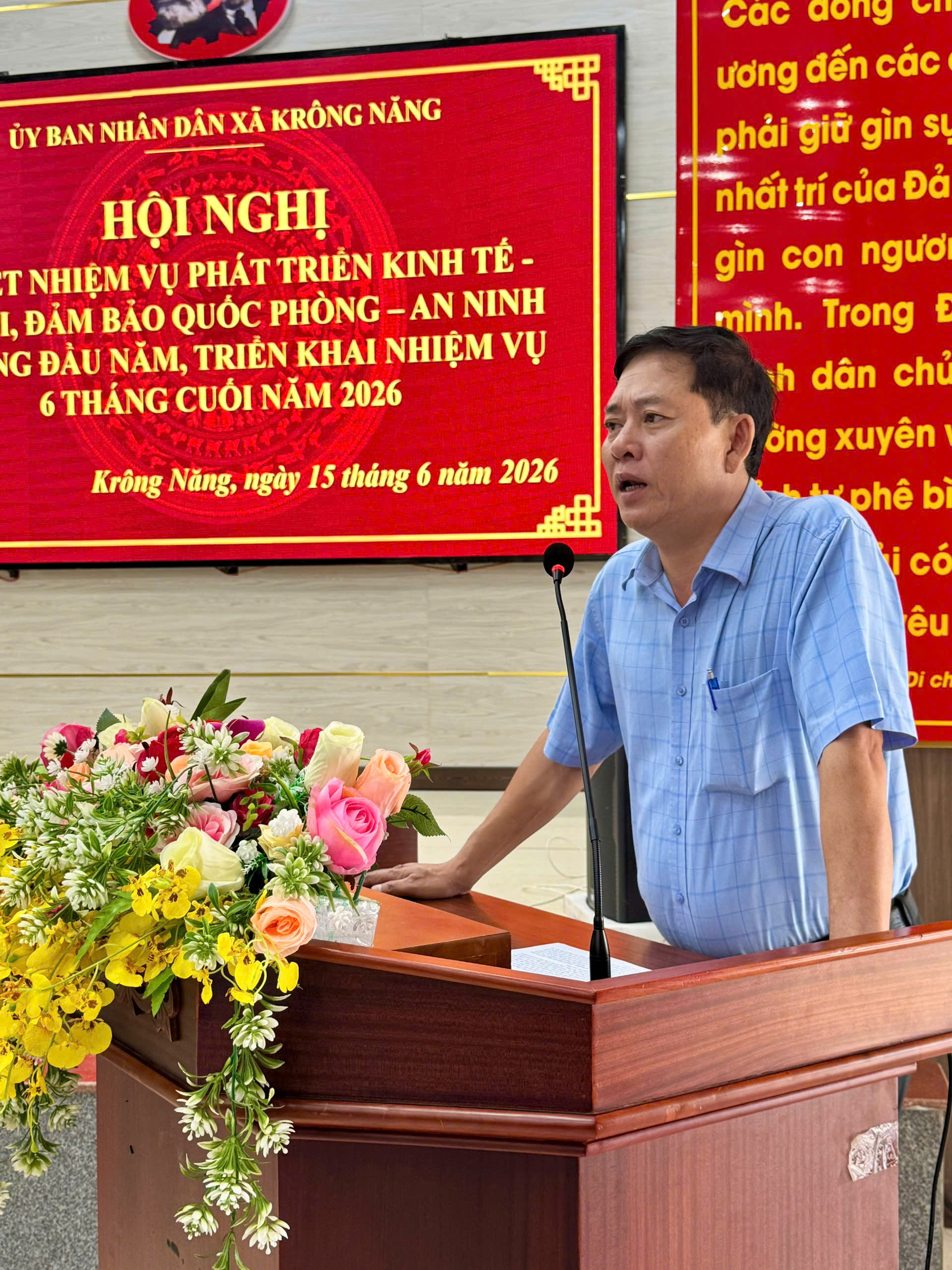 chu-tri-hoi-nghi